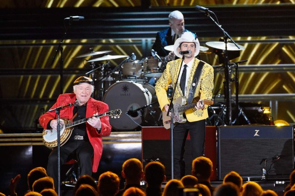 (FILES) In this file photo taken on November 2, 2016 Roy Clark(L) and Brad Paisley perform onstage at the 50th annual CMA Awards at the Bridgestone Arena in Nashville, Tennessee. - Country music star Roy Clark, who was the host of long-running US television variety show 'Hee Haw,' died November 15, 2018 of complications from pneumonia at his Oklahoma home, his publicist said. He was 85. Clark, a guitar virtuoso who became an ambassador for country music at home and abroad, was a Grammy winner and a member of the Grand Ole Opry, the premiere showcase for the genre in Nashville. (Photo by Gustavo Caballero / GETTY IMAGES NORTH AMERICA / AFP)
