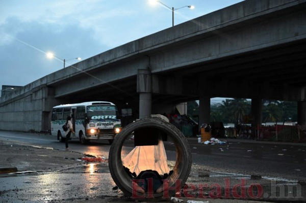 Bajo un puente y sin colchonetas, así pasan sus noches damnificados por Iota y Eta (FOTOS)