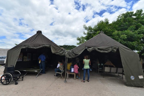 FOTOS: Instalan carpas para atender afectados por dengue ante colapso de hospitales