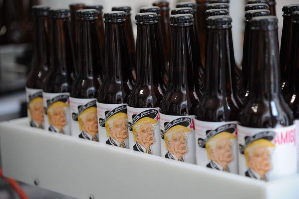 Vestido de mariachi, Trump lo invita a tomar una cerveza mexicano-estadounidense 'Amigous'