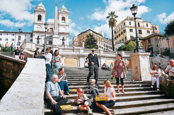 Comer en el Coliseo Romano, una multa segura