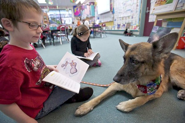 Leer cuentos a perros inspira confianza a los niños