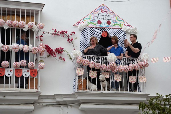 Desde balcones, hospitales y sus apretados espacios, españoles se aferran a la esperanza (FOTOS)