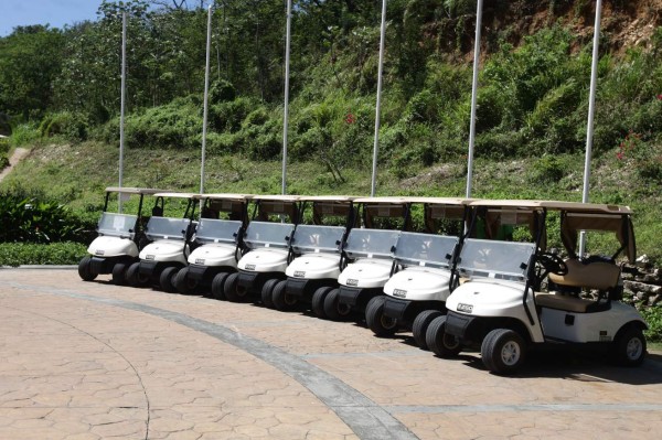 Disfrute el golf, playa y buceo en el club Pristine Bay Resort