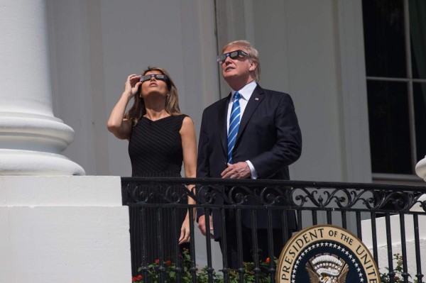 Así vio el eclipse solar la familia Trump en EEUU