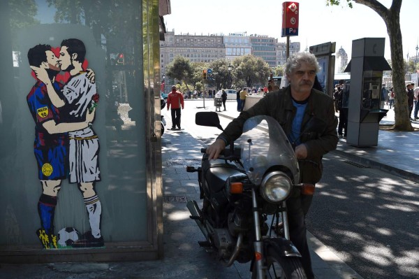 Un grafiti de Lionel Messi y Cristiano Ronaldo besándose causa furor antes del clásico