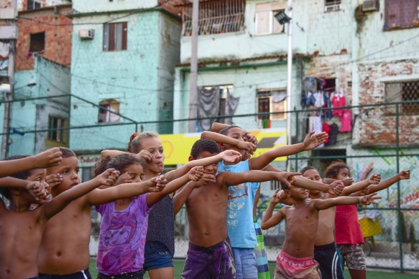 A un año de Rio-2016, los niños de una favela descubren el tiro con arco