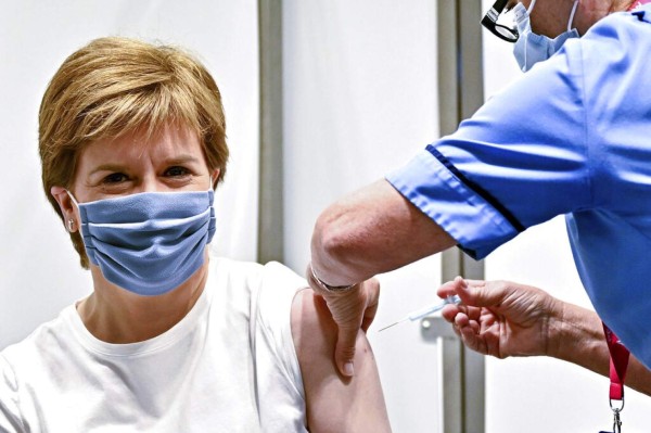 ¿Se puede consumir alcohol antes y después de recibir una vacuna anticovid?