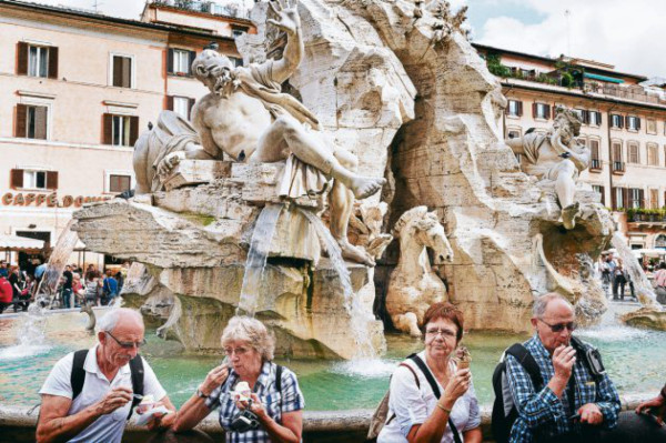 Comer en el Coliseo Romano, una multa segura
