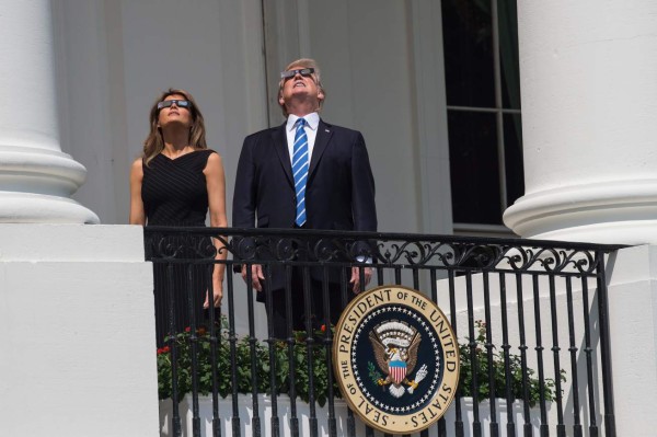 Así vio el eclipse solar la familia Trump en EEUU
