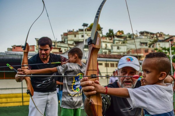 A un año de Rio-2016, los niños de una favela descubren el tiro con arco