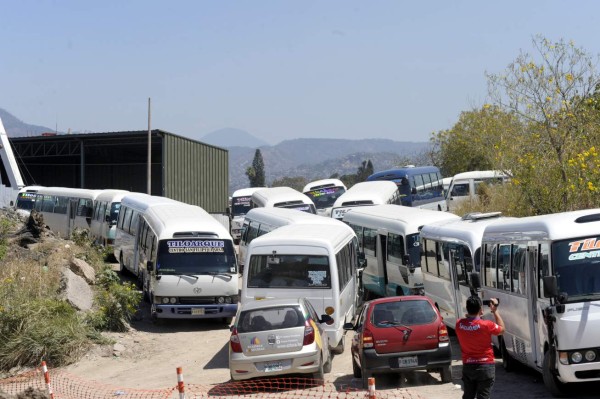 Conductores paralizan sus unidades por alto cobro de las tarifas en la capital de Honduras