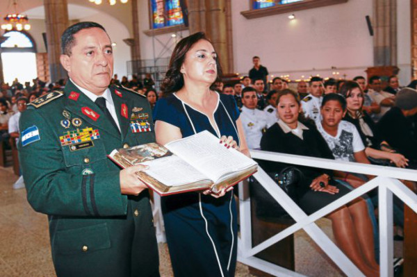 Presidente pide sabiduría a la Virgen para dirigir Honduras