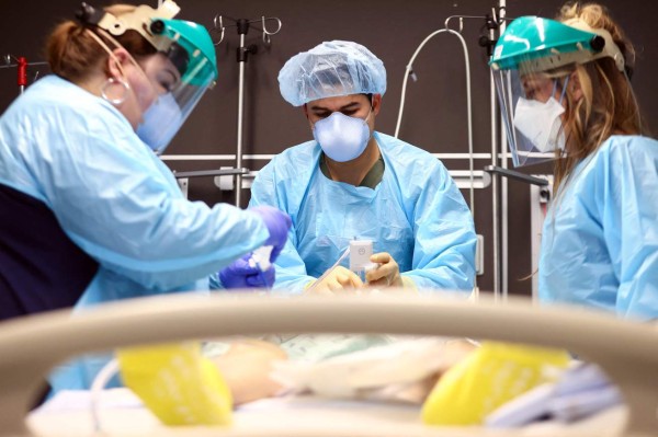 Pastores detenidos tras encerrar a feligreses esperaban 'una respuesta de lo alto'