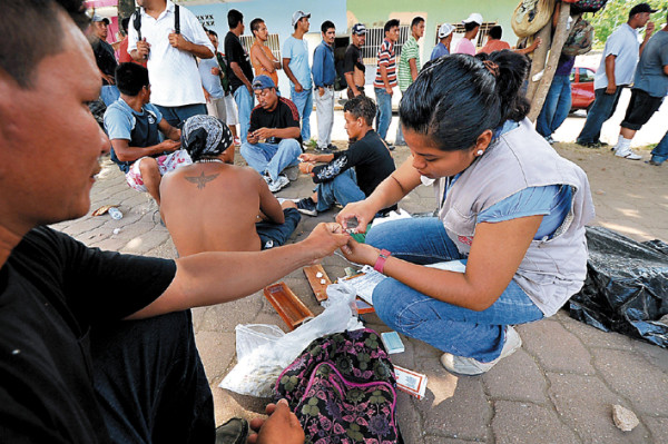 Centenares de hondureños varados en México