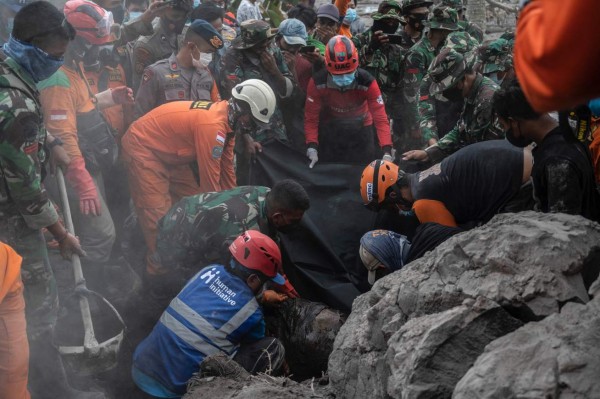 Las imágenes más angustiantes de la erupción volcánica en Indonesia