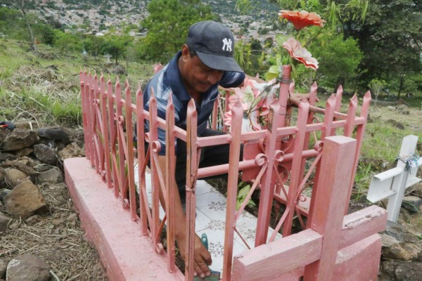 Colmados de flores lucirán cementerios para honrar a los fieles difuntos
