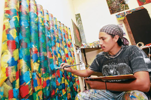 Un pintor y muralista embellecedor de barrios en Tegucigalpa