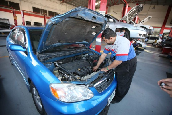 ¿Por qué es importante revisar los niveles de líquidos del auto?
