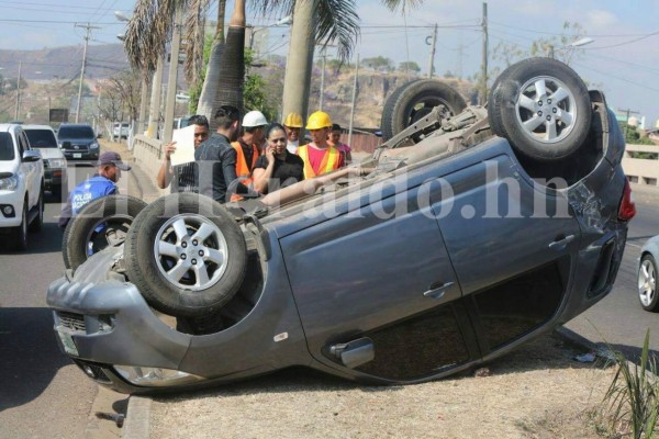 Accidente vehicular en el anillo periférico, a la altura de la Sula, sin heridos