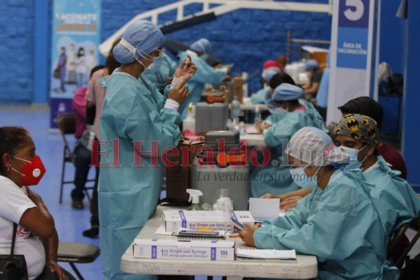 FOTOS: Tercer día consecutivo de inmensas filas por jornada de vacunación en la capital