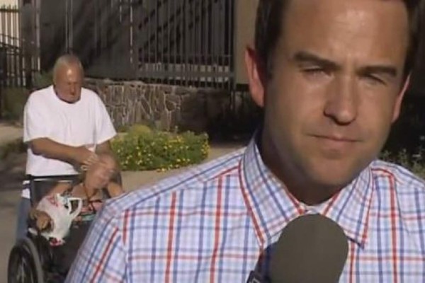 Hombre golpea a anciana sin percatarse que hay una cámara de televisión cerca