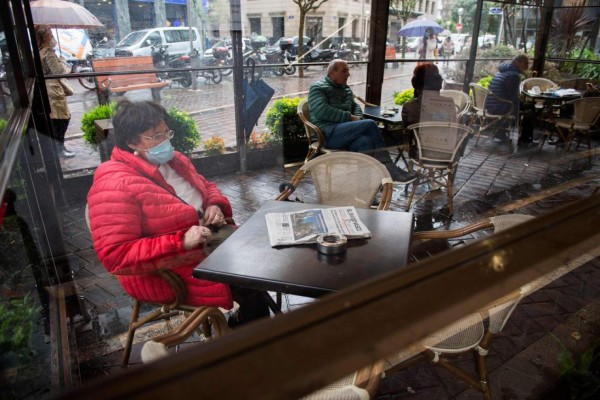 Sol, cerveza y terrazas: España celebra la cautelosa vuelta a la vida