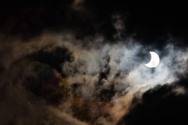 Las hermosas fotografías captadas durante el eclipse 'anillo de fuego'