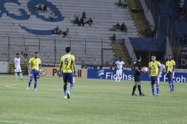 Jugadores del Victoria protestan por falta de pago