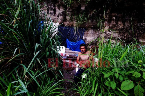 FOTOS: Una oscura y húmeda cueva, la 'casa' de un zapatero hondureño