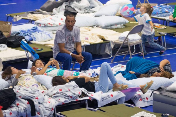 Abarrotados lucen los albergues de Texas tras el paso de Harvey