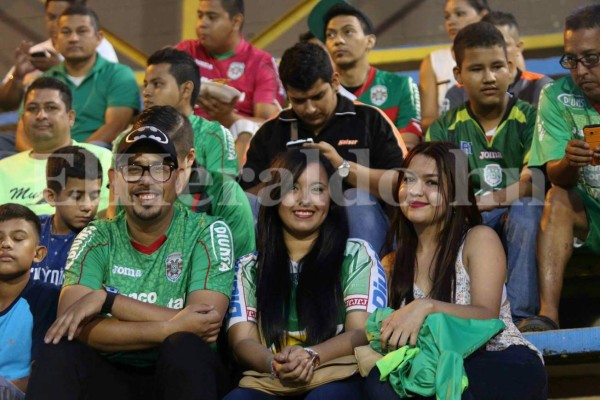 Pasarela de hermosas hondureñas en los partidos de repechaje de la Liguilla