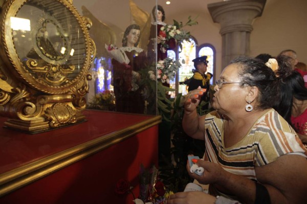 Larga espera por segundos de gracia ante la morenita