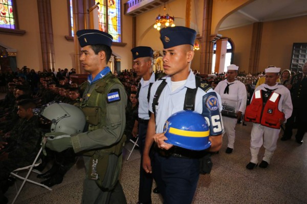 Fuerzas Armadas de Honduras rinden honores a su Capitana