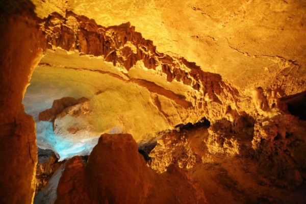 Así disfrutó el presidente Juan Orlando Hernández el recorrido por las cuevas de Taulabé