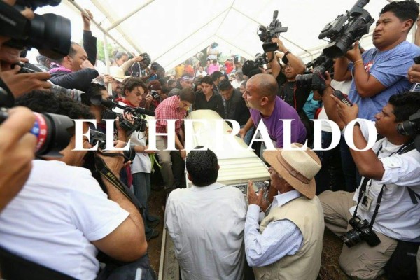 Entierran los restos de la líder indígena Berta Cáceres