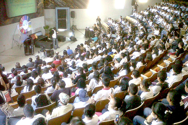 Jóvenes emprendedores participan en foro