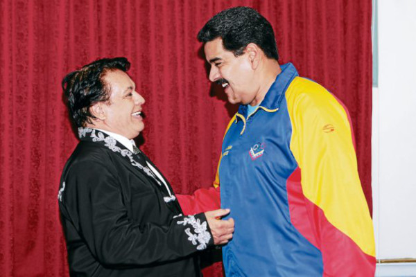 Juan Gabriel le canta las 'mañanitas' a Maduro