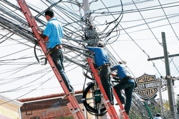 Desenredarán nudos ciegos de cables en cuatro bulevares de Tegucigalpa