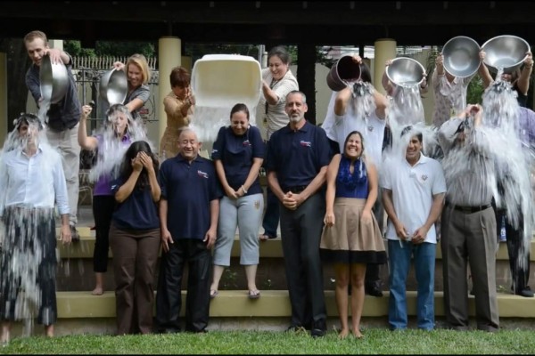 Prohiben a diplomáticos de EEUU participar en el Ice Bucket Challenge