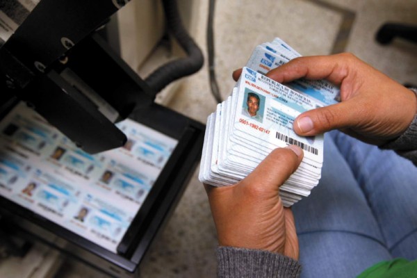 Proponen que se apruebe una cédula hondureña bilingüe válida en Estados Unidos