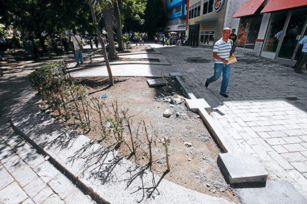 Eliminada arcada falsa de la plaza Central