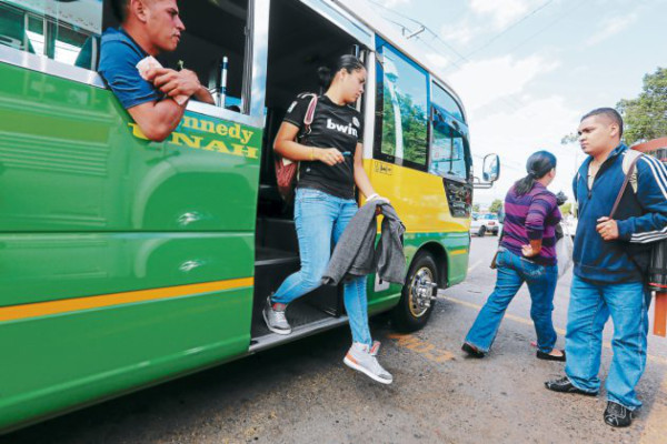 Cada usuario pierde cinco horas diarias en el transporte