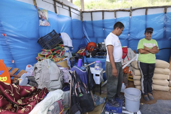 Bomberos de segunda compañía rescatan a familia del desamparo