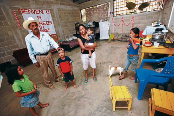 Familias afectadas regresan a sus inhabitables casas