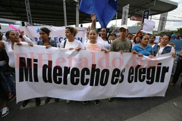 Al ritmo del 'perreo' nacionalistas piden inscripción de Juan Orlando Hernández &nbsp;&nbsp;