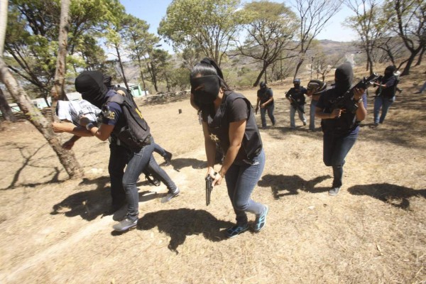 Siluetas femeninas enfrentan el peligro