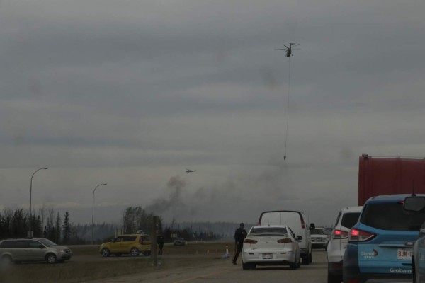 Temperatura y lluvia favorecen combate a incendio en Canadá