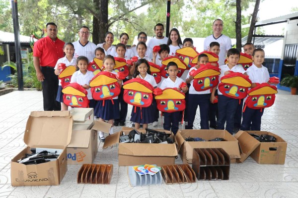 Davivienda dona material a la Escuela Los Robles