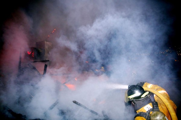 Voraz incendio consume cuartería
